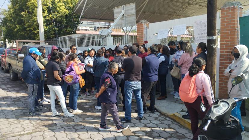 Padres denuncian que menor entró armado a escuela de Totolac