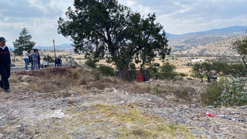 En Tlaxcala vuelca camión; hay maestros heridos