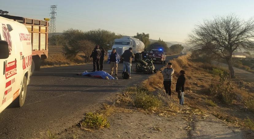 Pierde la vida motociclista al derrapar en la carretera Tecamachalco-Tochtepec