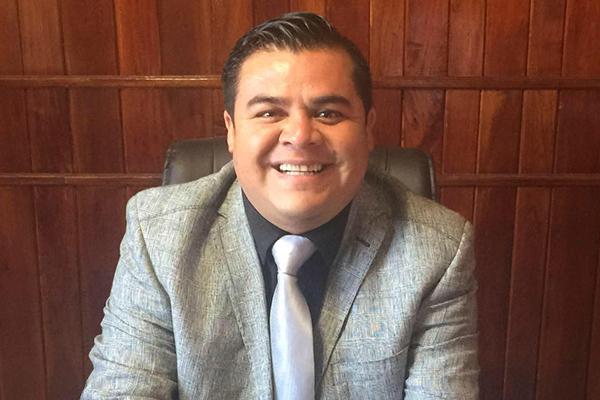 Edil de Tochtepec impone a su esposa y obras de mala calidad