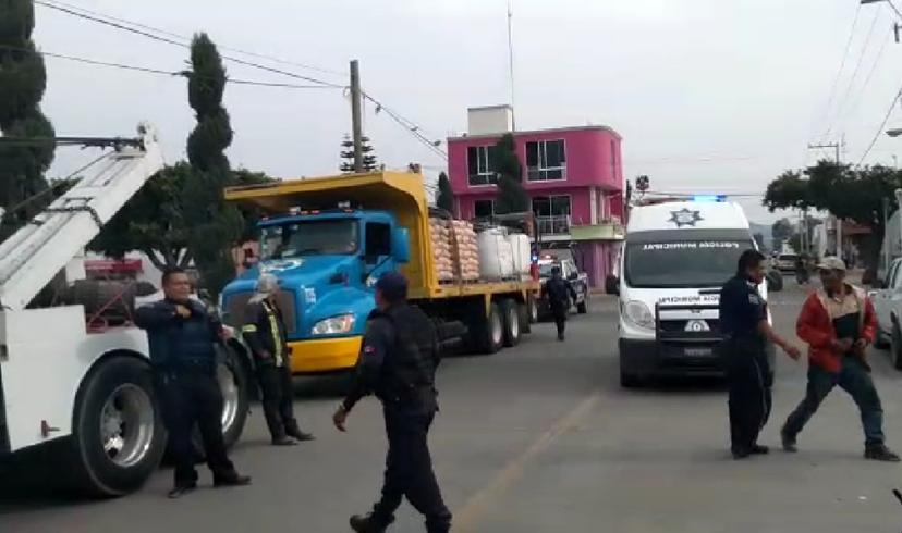 Ladrones abandonan tráiler con varilla y cemento en Tochtepec