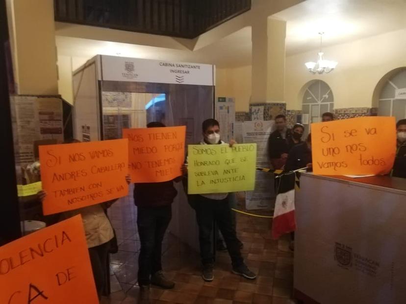 Toman edificio municipal por baja repentina de directora de Ingresos en Tehuacán 