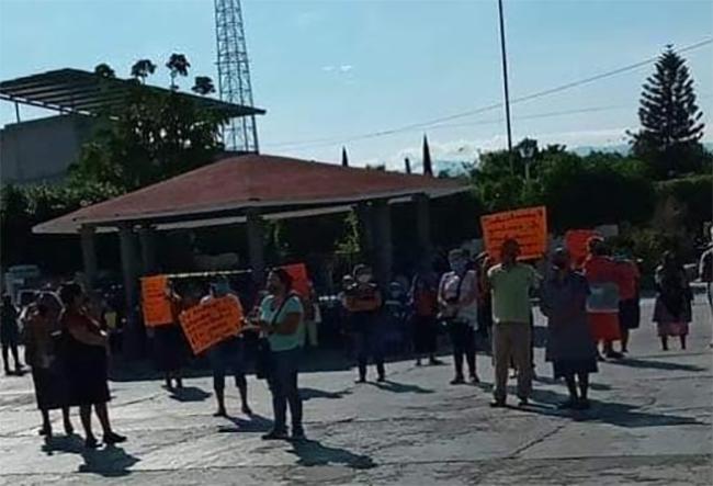 Toman comerciantes presidencia de San Gabriel Chilac