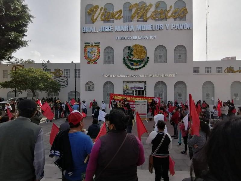 Vecinos de la colonia Movimiento Antrochista toman por tres horas edificio público en Tehuacán 