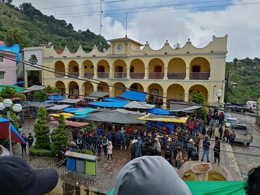 Toman habitantes palacio y edificios públicos de Coyomeapan