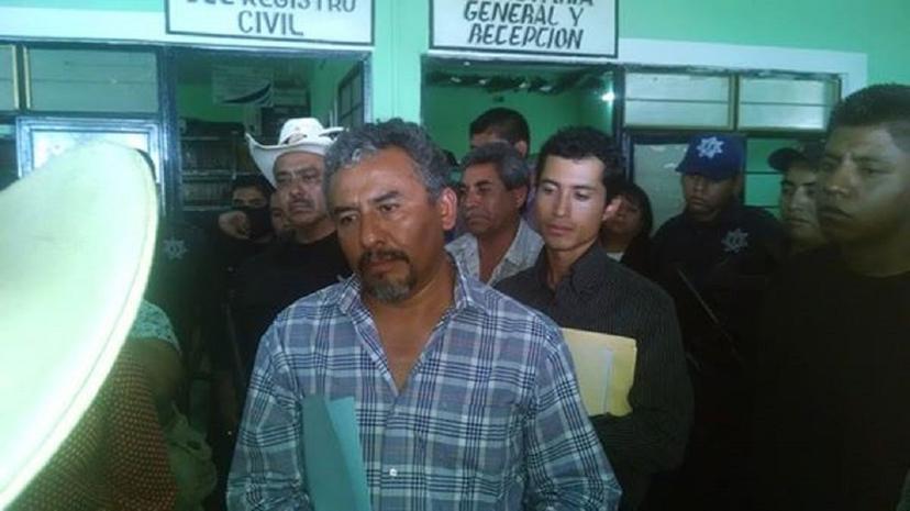Retienen 8 hrs a edil de Tehuitzingo para aclarar viaje a EU