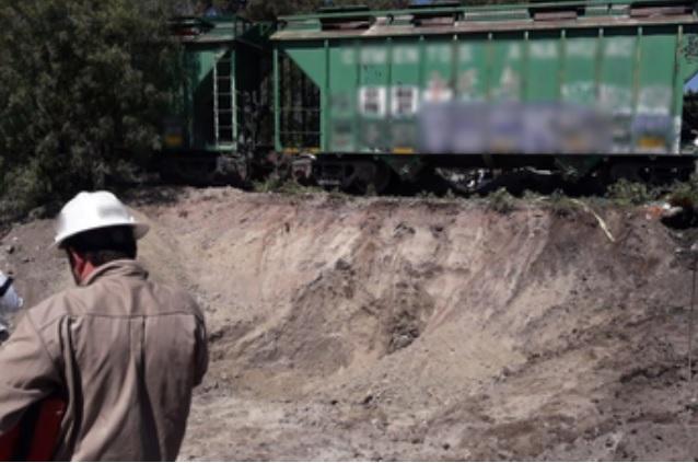 Bajo las vías del tren hallan una toma clandestina en Edomex