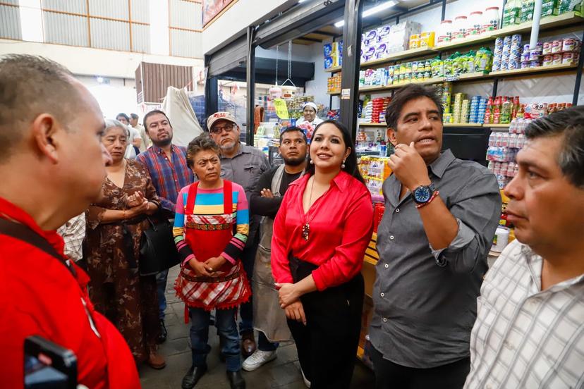 Tonantzin Fernández dialoga con comerciantes del Tianguis Xixitla