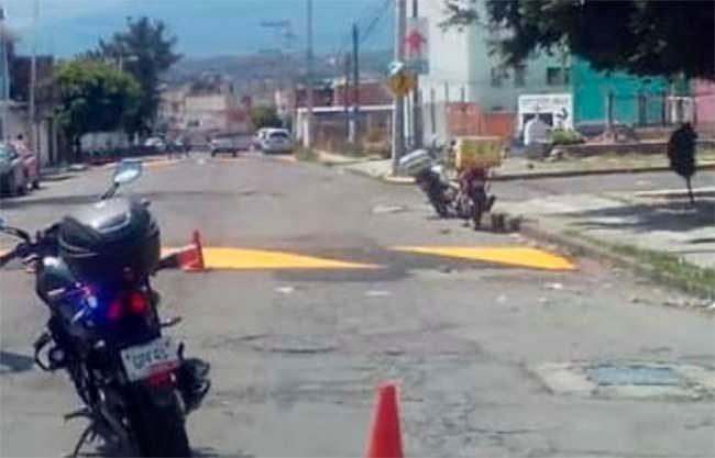 En Infonavit de Atlixco colocan topes donde atropellaron a menores de edad