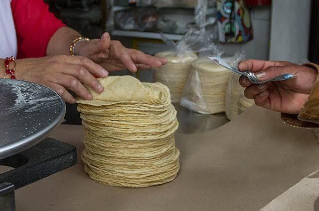 Suben dos pesos al precio de la tortilla en Texmelucan