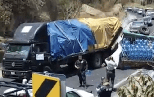 Choca torton y camioneta en el tramo de los molinos a la salida de Atlixco