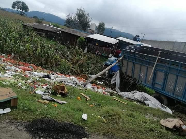 Torton lleno de fruta se impacta contra vivienda en Zacapoaxtla 