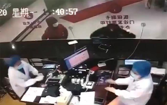 VIDEO Hombre tose a propósito a médicos tras volver de Wuhan, China