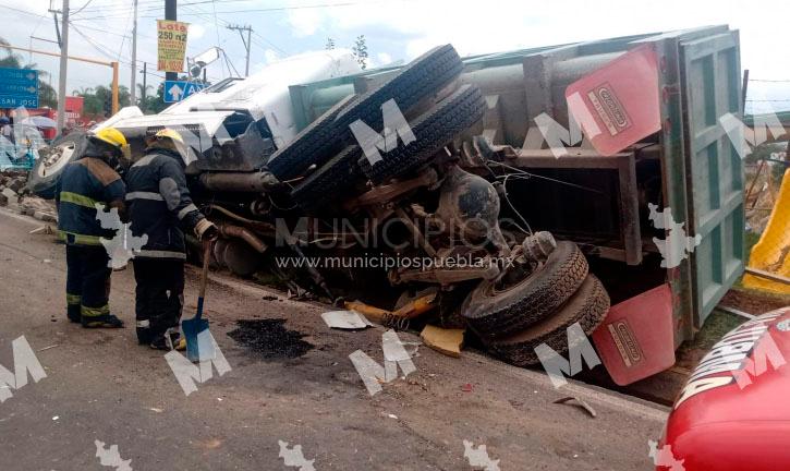 Tráiler se queda sin frenos y embiste dos autos en Atlixco 