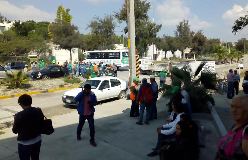 VIDEO Trabajadores del Oosapat cierran la Tehuacán-Teotitlán