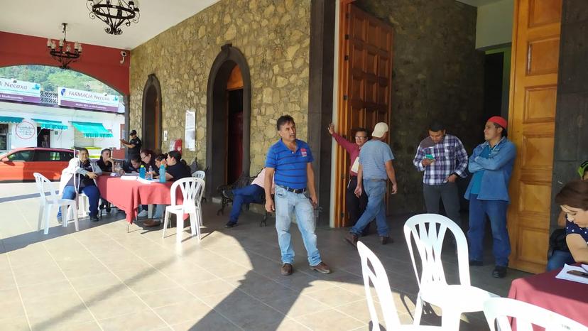 Adeudan aguinaldos o los pagan a la mitad en la Sierra Norte