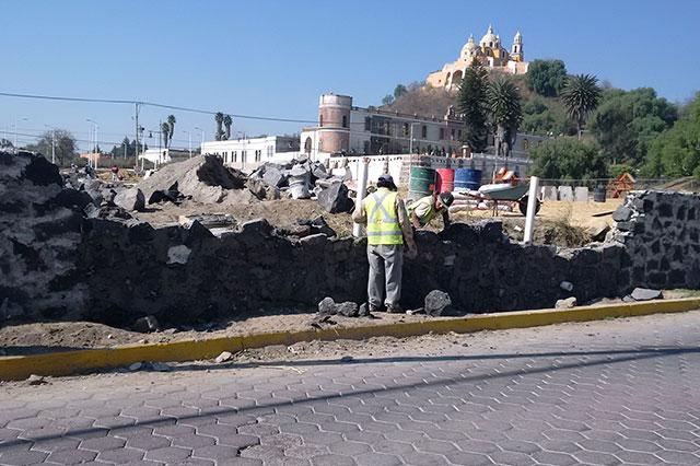 Cubren estructura colonial para protegerla de obras en Cholula