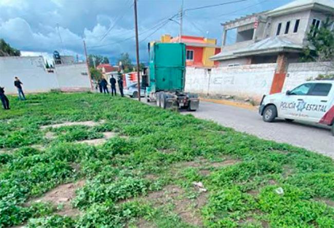 Ladrones abandonan tracto camión sin carga en General Felipe Ángeles 