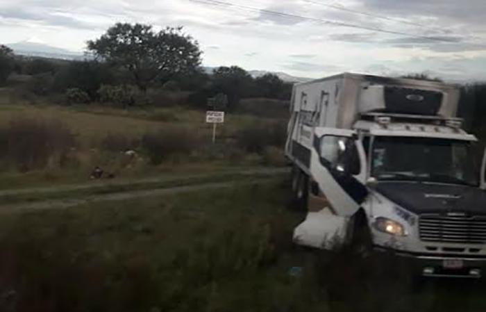 Tractocamión impacta a delincuentes en Tecamachalco