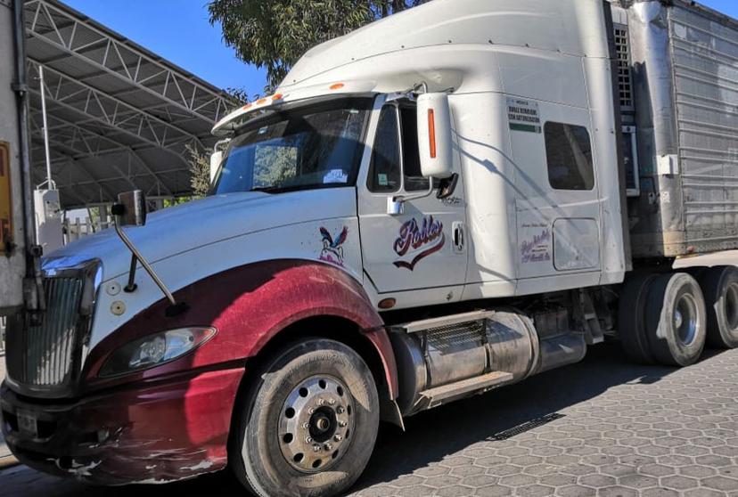 Abandonan dos tractocamiones con reporte de robo en Tecamachalco