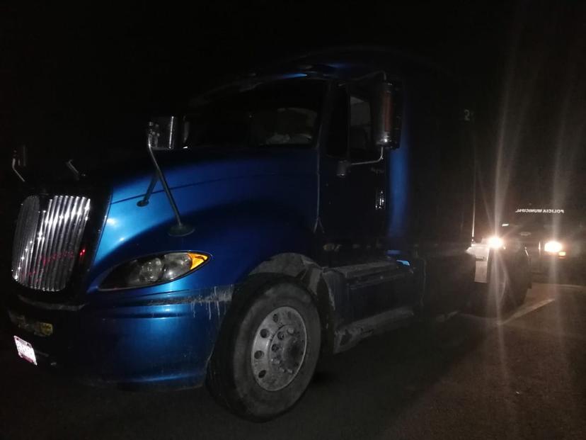 Ladrones abandonan en Tecamachalco tractocamión desvalijado