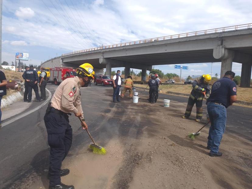 Tractocamión se volteó en el entronque sur de Atlixco