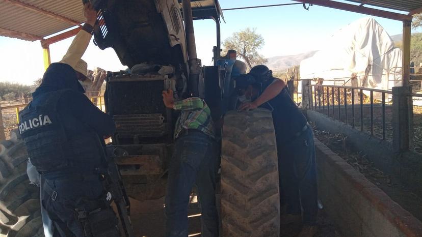 Policías recuperan tractor robado a campesino en Tecamachalco