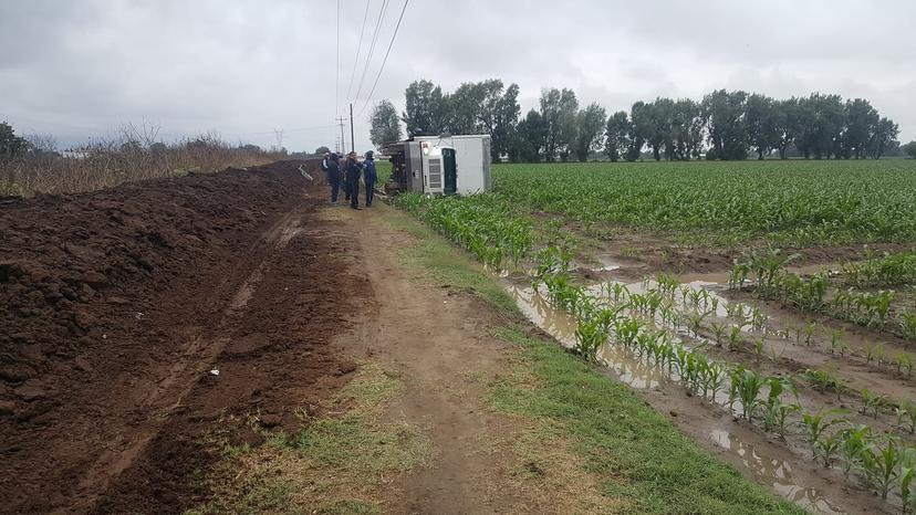 Ladrones vuelcan tractocamión en Tecamachalco