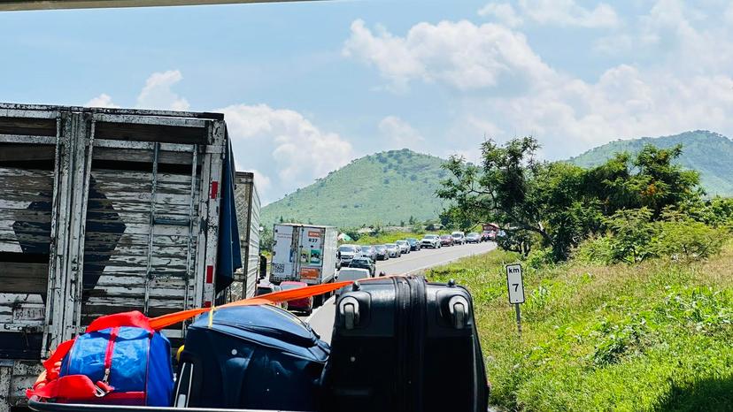 Por bloqueo en la México-Puebla autos saturan la Siglo XXI