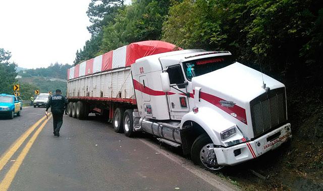 Tráiler choca contra autobús y compacto en la México – Tuxpan