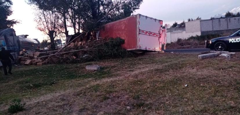 Vuelca tráiler cargado con pañales en acceso a Texmelucan