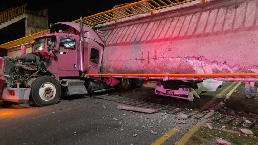 VIDEO Tráiler tumba puente y cae sobre autos en la México-Texcoco