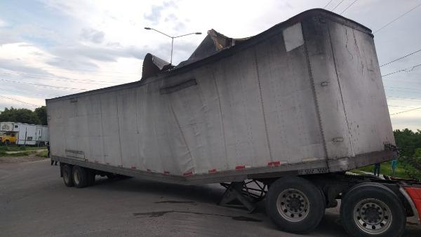 Caja de tráiler se parte a la mitad y genera caos vial en Atlixco