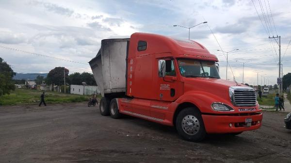 Caja de tráiler se parte a la mitad y genera caos vial en Atlixco