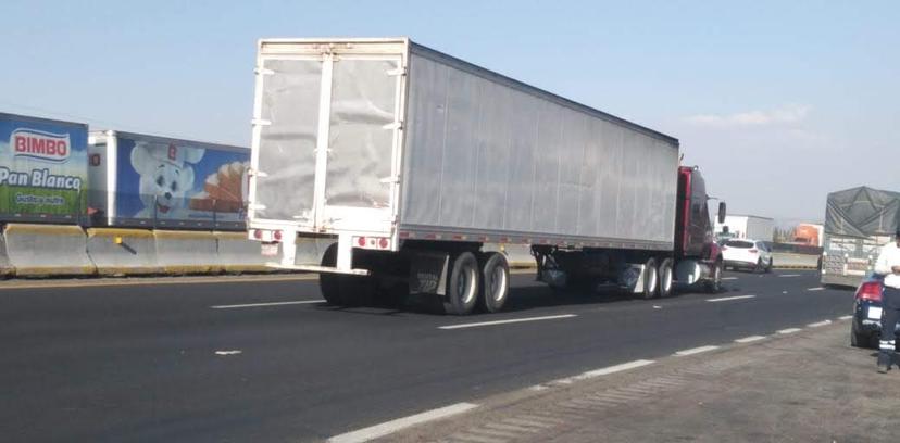 Roban tráiler, lo saquean y lo dejan abandonado en la México-Puebla