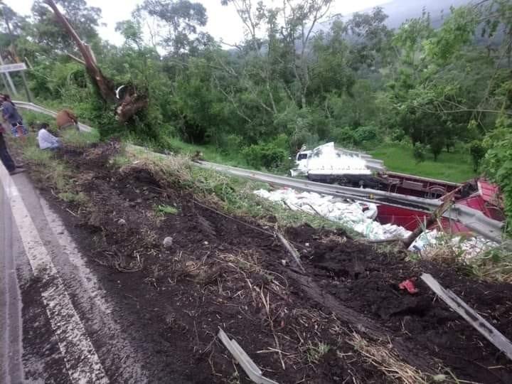 Cae tráiler al fondo de un barranco de 20 metros en Venustiano Carranza