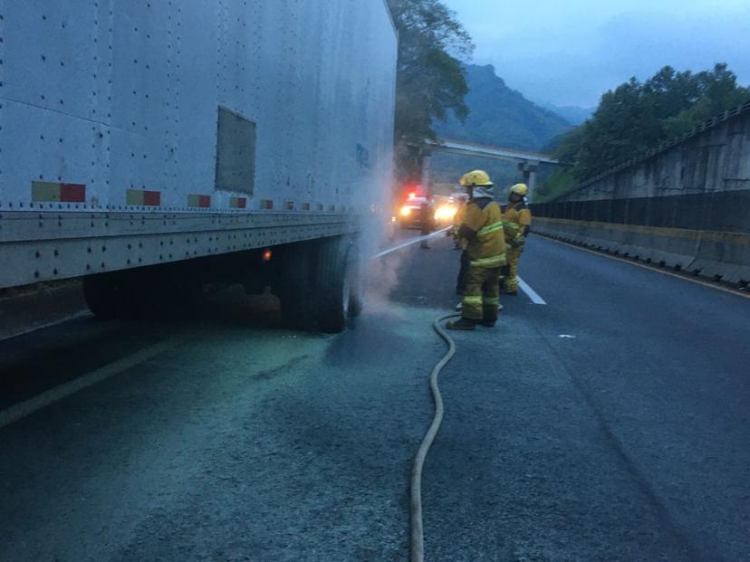 Se incendia tráiler en la autopista México-Tuxpan