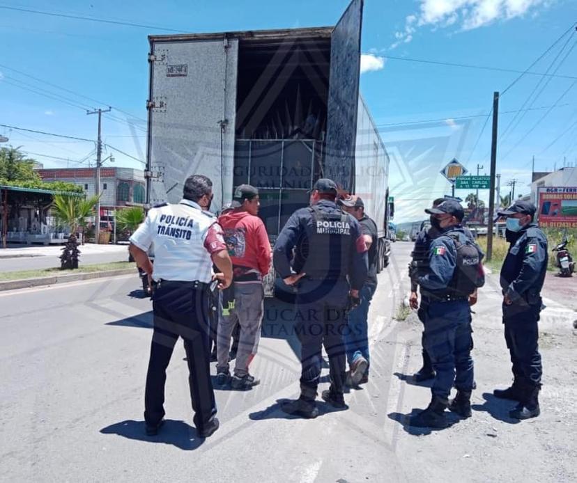 Detienen tráileres de Sonido Fania 97 y así evitan fiesta covid en Izúcar  