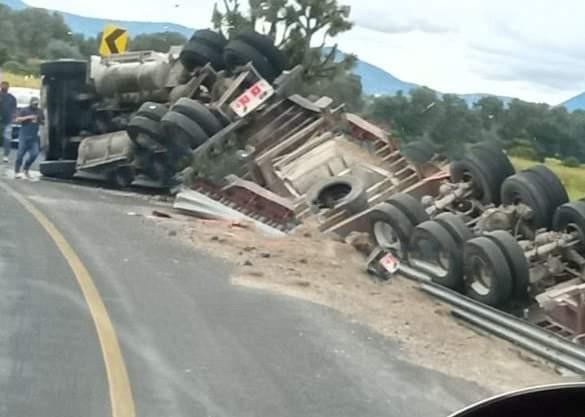 Volcadura de tráiler deja un herido en la Amozoc-Oriental