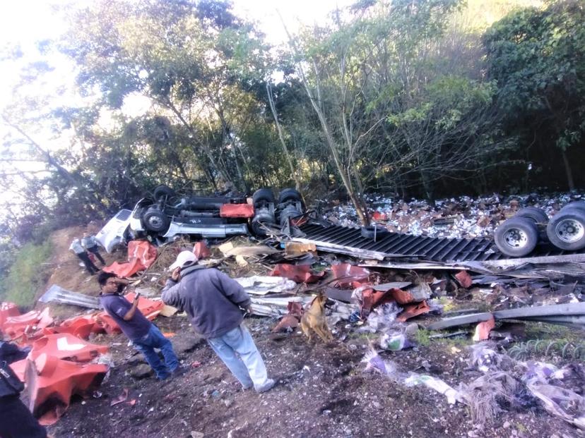 Tráiler se vuelca en la México-Tuxpan