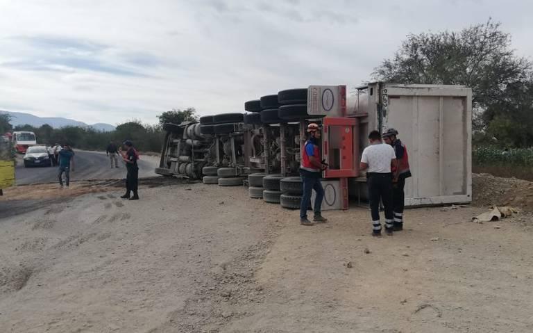 Se voltea tráiler con alimento en la Tehuacán-Teotitlán