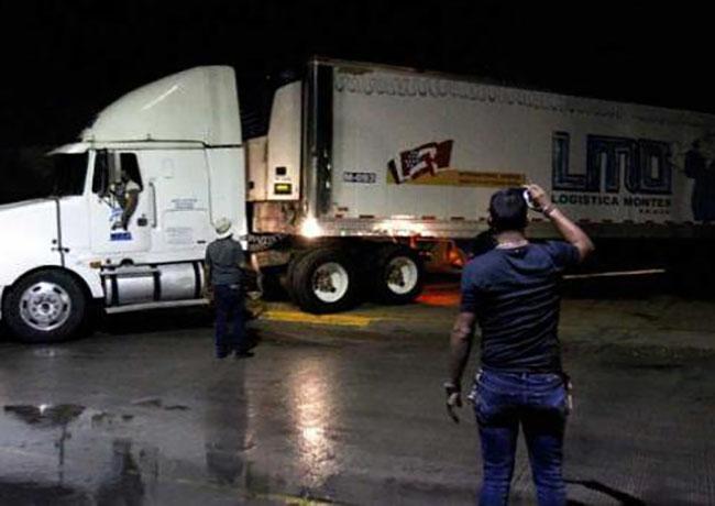 Roban tráiler cargado con materias primas en Tochtepec