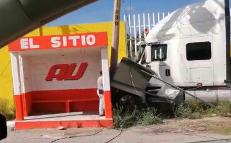 Hampones roban tráiler pero terminan chocando contra caseta