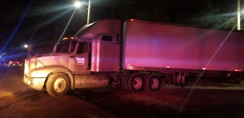 Robo de trailer desata balacera en Texmelucan, hay un policía herido