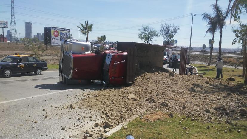 Vuelca tráiler en acceso a Lomas de Angelópolis; hay tráfico