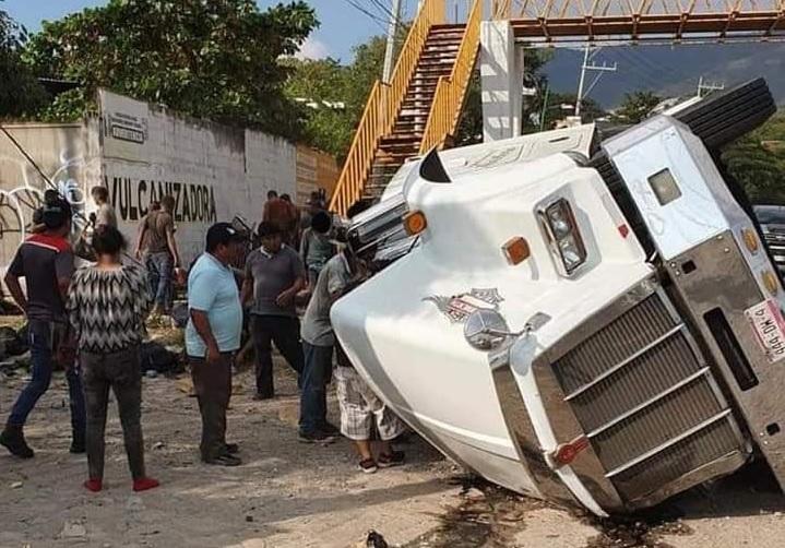 Viajaba a Puebla tráiler volcado con 160 migrantes en Chiapas