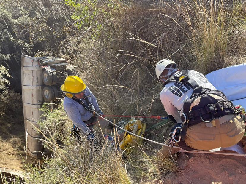 Graves, dos hombres tras caer a barranco de 50 metros en el Arco Norte