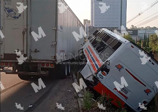 Microbús y tráiler chocan y dejan 20 lesionados en la México-Puebla