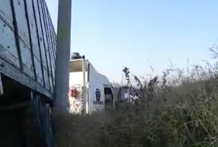 Tráiler se atoró en el entronque de la autopista Siglo XXI y la vía Atlixcáyotl