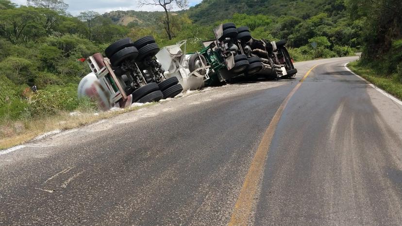 Se vuelca tráiler y cierran la Puebla-Huajuapan de León